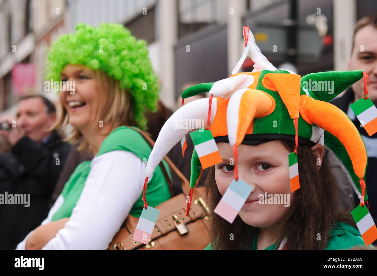 Junges Mädchen Jester-Hut in grün, weiß und Orange, die Farben der irischen Flagge, während St. Patricks Day Feier, Stockfoto