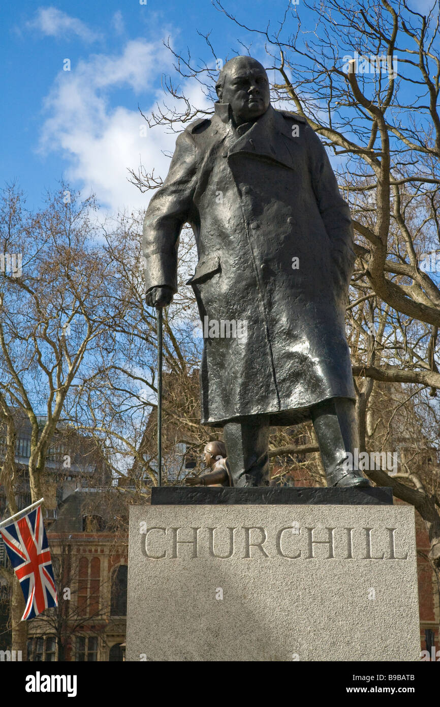 Statue von Sir Winston Churchill am Parliament Square London England UK Großbritannien GB Großbritannien britischen Inseln Europa EU Stockfoto