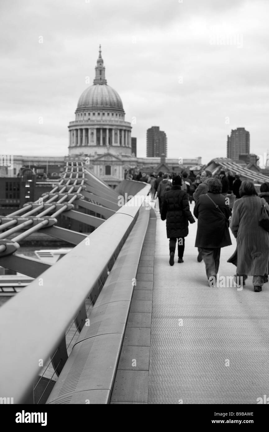 St Pauls Cathedral und Jahrtausends Bridge, London UK Stockfoto
