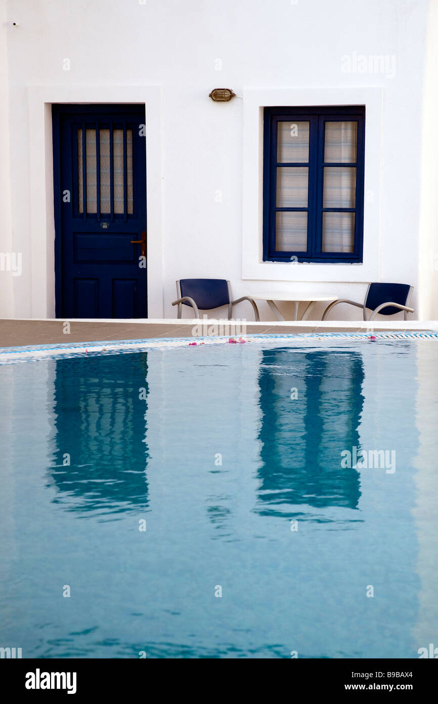 Holiday Apartment und Schwimmbad Oia Santorini Kykladen Griechenland Stockfoto