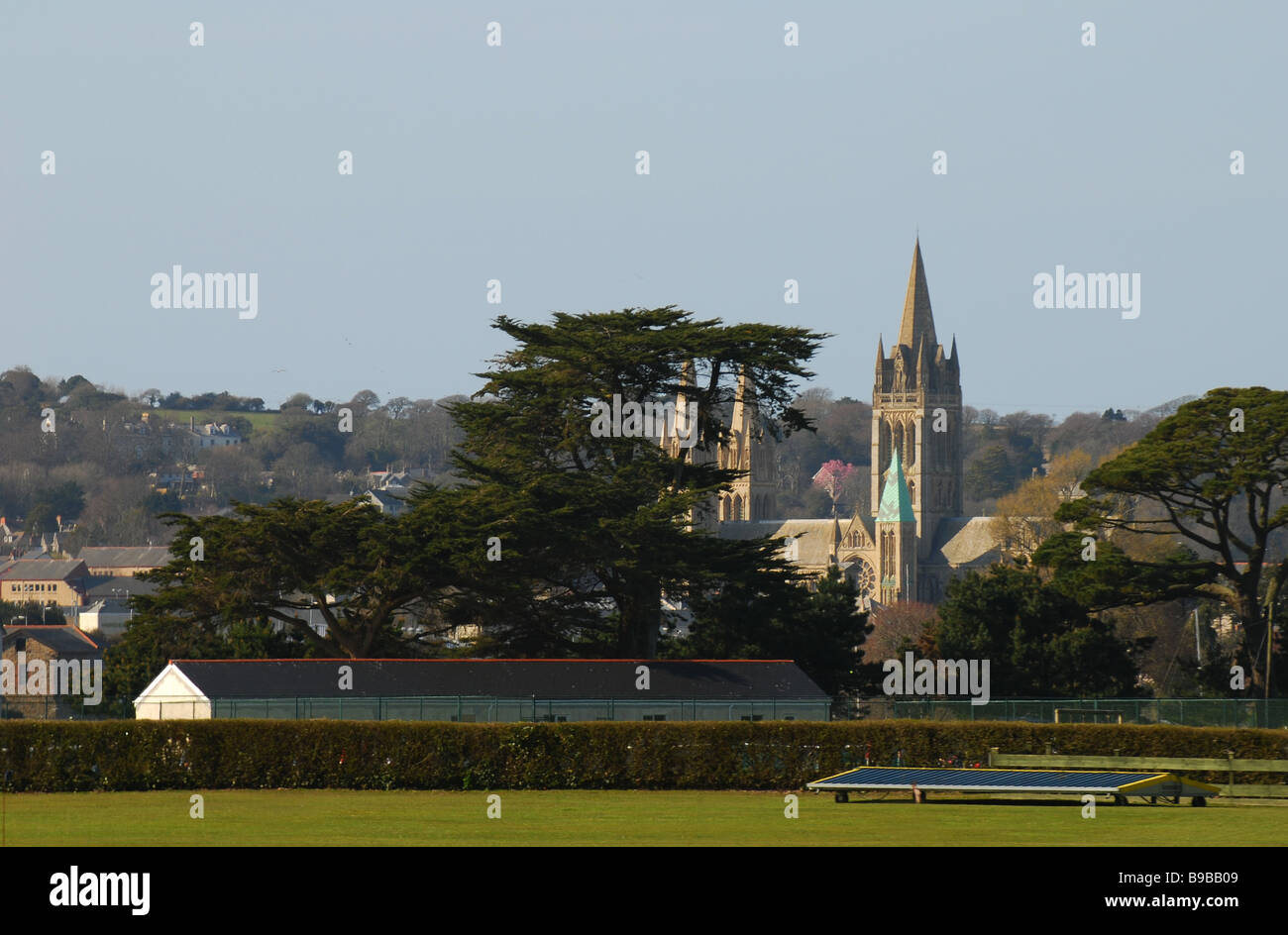 Truro Cathedral Rückblick aus dem Cricket ground am Fluss Truro, Cornwall, England Stockfoto