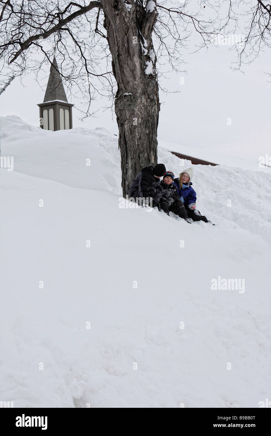 Ansicht von Schneehaufen in der kleinen Stadt mit Kindern Munising Michigan MI von unten Bilder Bilder Fotos vertikales Format in den USA Hi-res Stockfoto