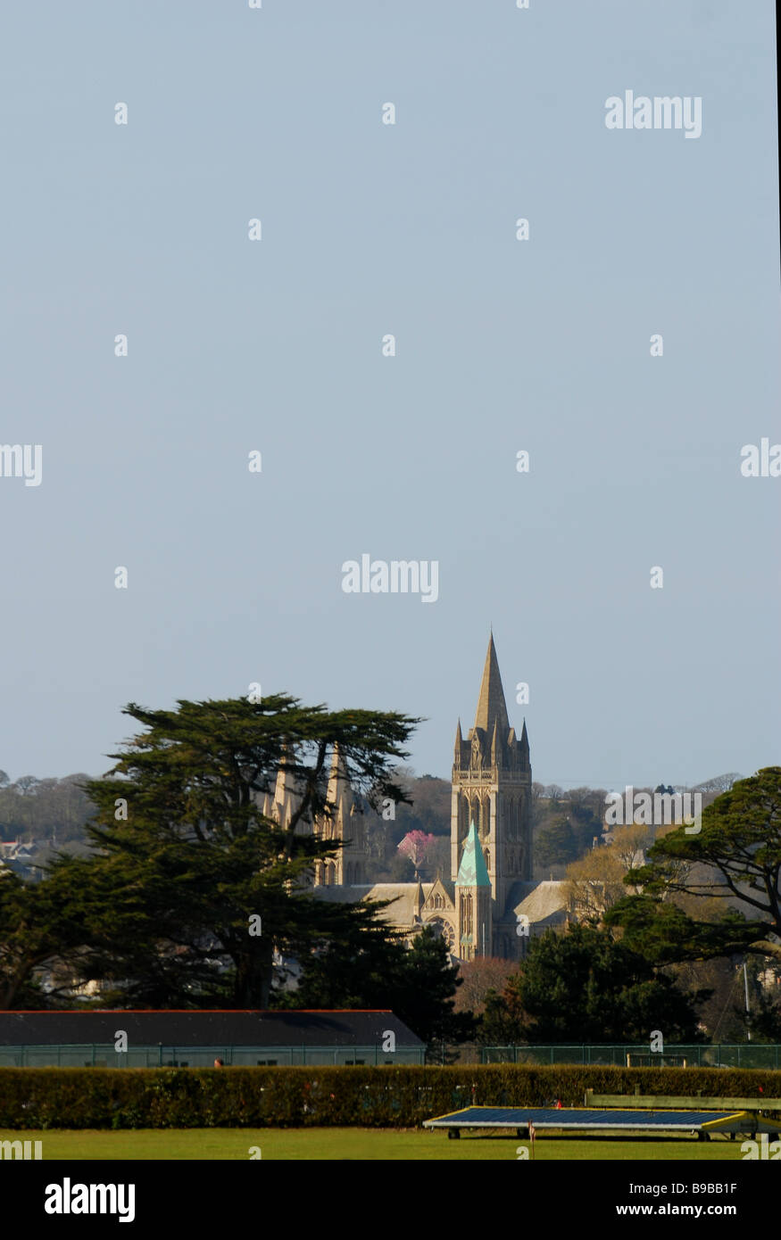 Truro Cathedral Rückblick aus dem Cricket ground am Fluss Truro, Cornwall, England Stockfoto