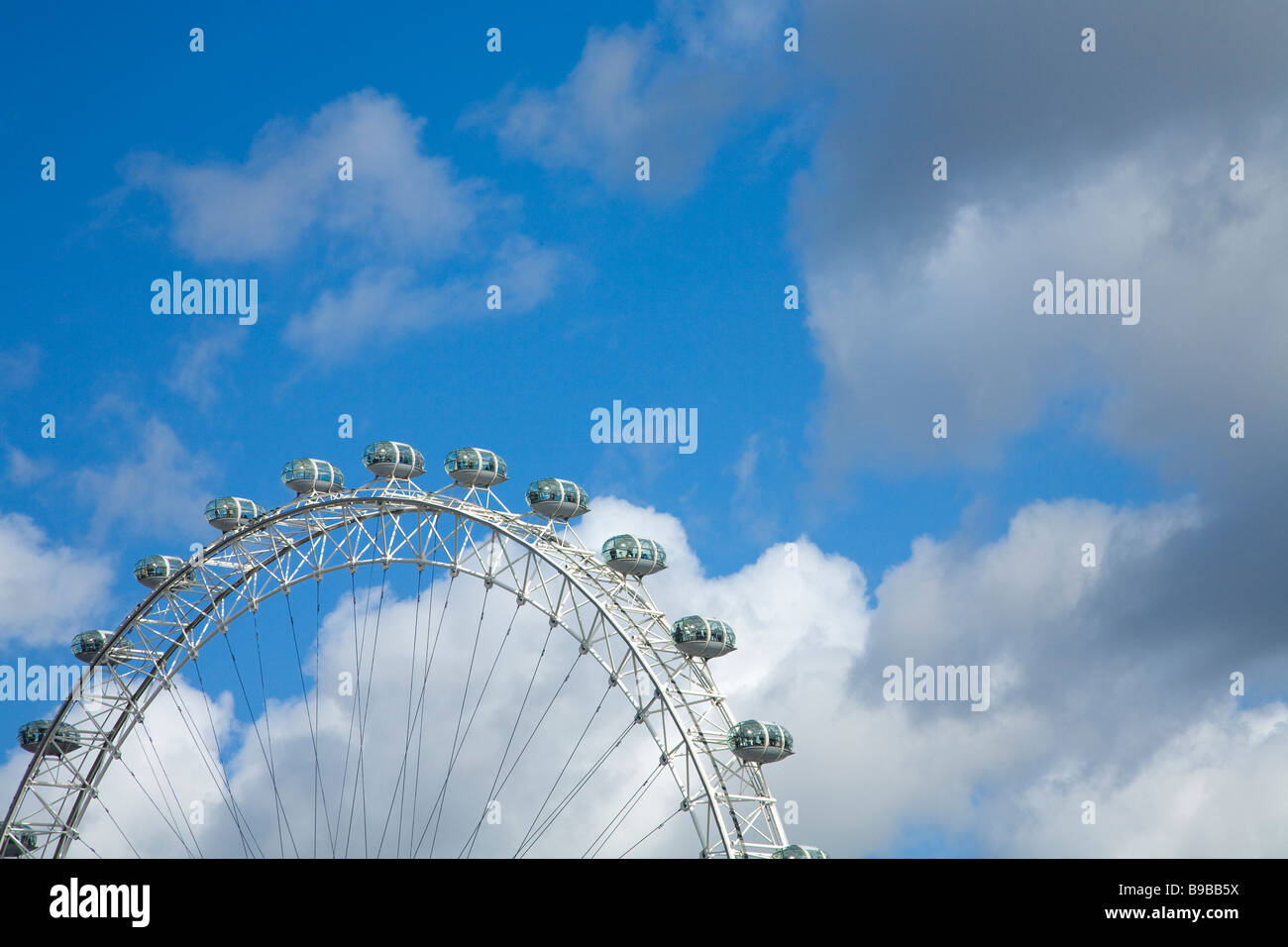 London Eye gegen blauen Himmel London England Großbritannien Vereinigtes Königreich UK GB britischen Inseln Europa EU Stockfoto