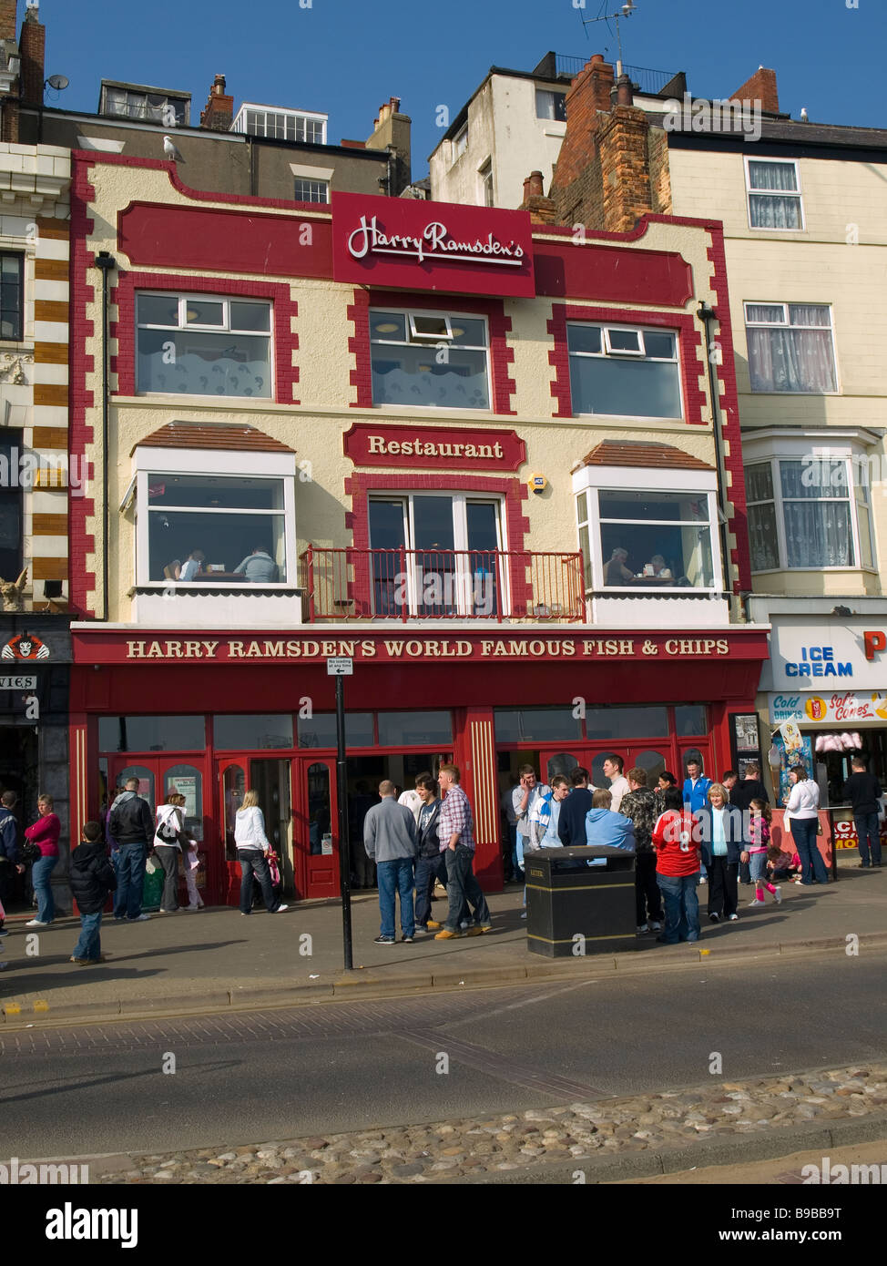 Eine Franchise von 'Harry Ramsdens' berühmten Fish and Chips Shop Scarborough, Großbritannien Stockfoto