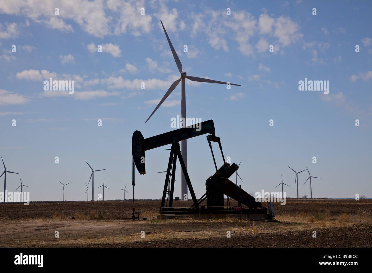 Windkraftanlagen zur Stromerzeugung an Horse Hollow Wind Farm Nolan Texas neben Ölquellen. Stockfoto