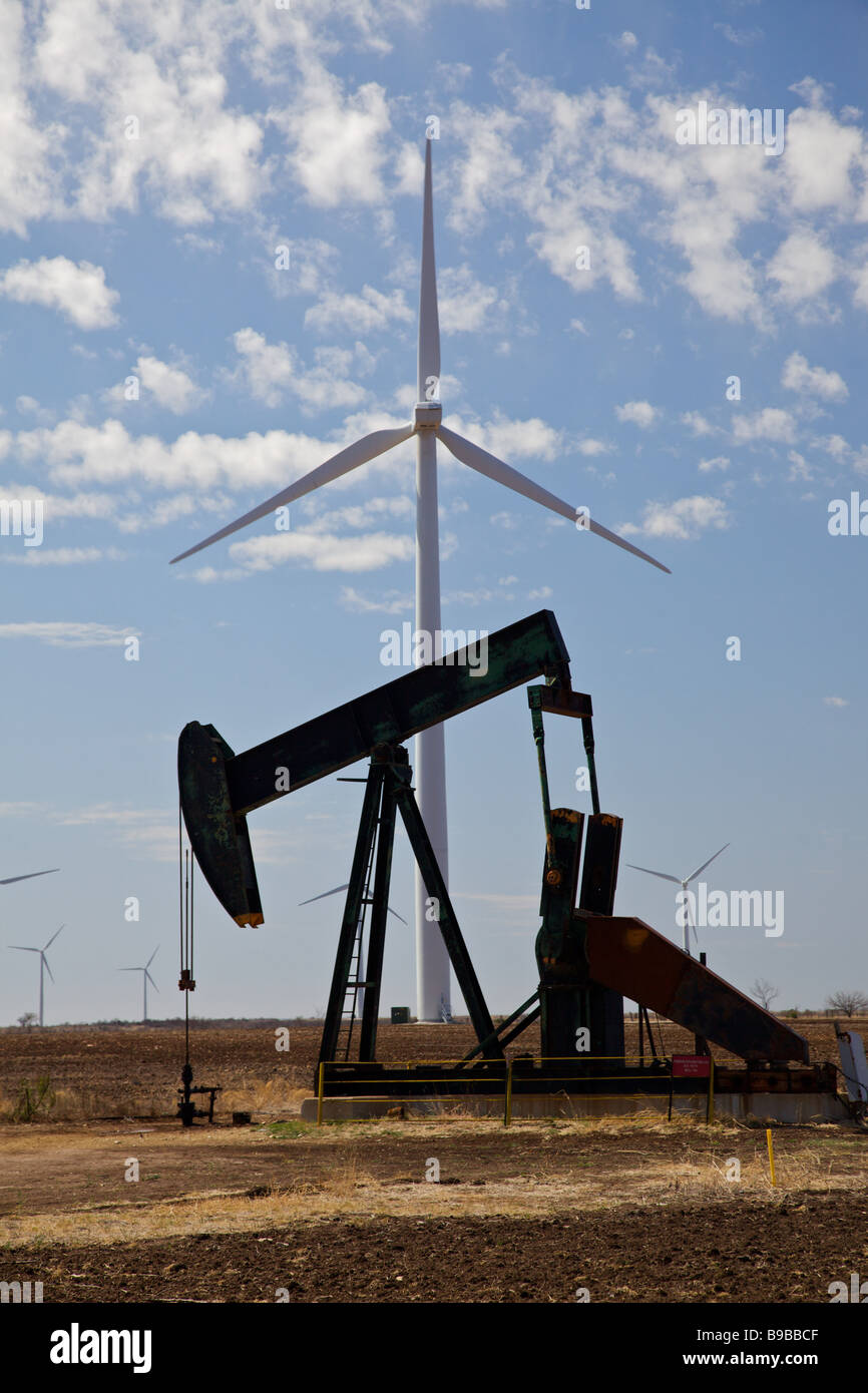 Windkraftanlagen zur Stromerzeugung an Horse Hollow Wind Farm Nolan Texas neben Ölquellen. Stockfoto