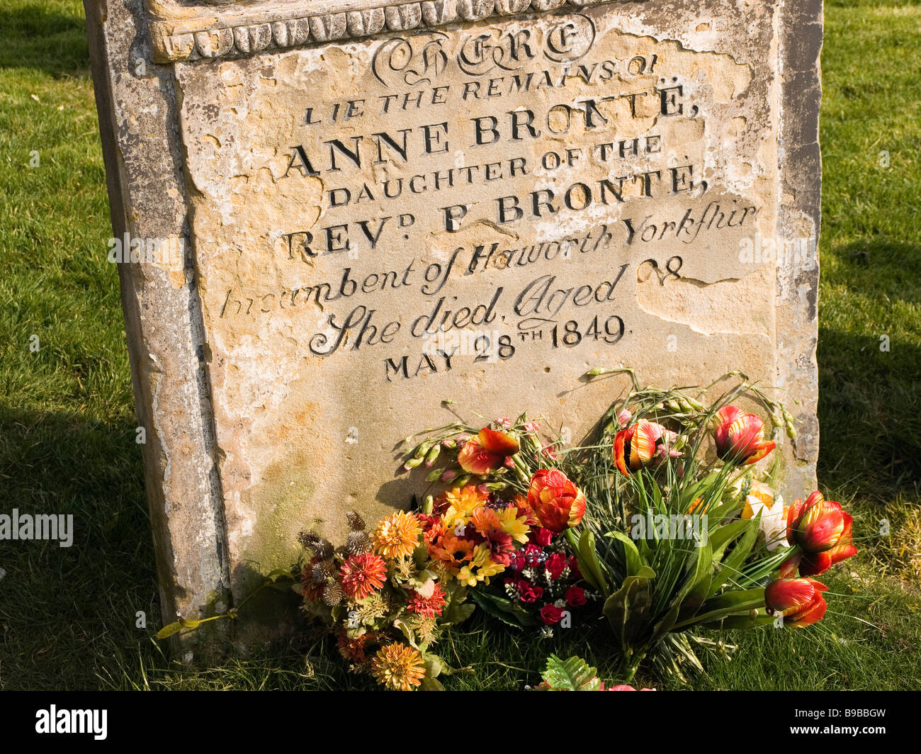 Grabstein, die Kennzeichnung der Grabstätte des berühmten Autors Anne Bronte in St Marys Kirchhof Scarborough, North Yorkshire Stockfoto