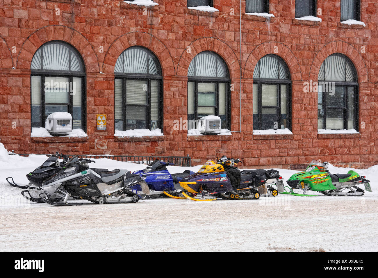 Motorschlitten Snowmobile im Schnee nicht Menschen niemand isoliert Stockfoto