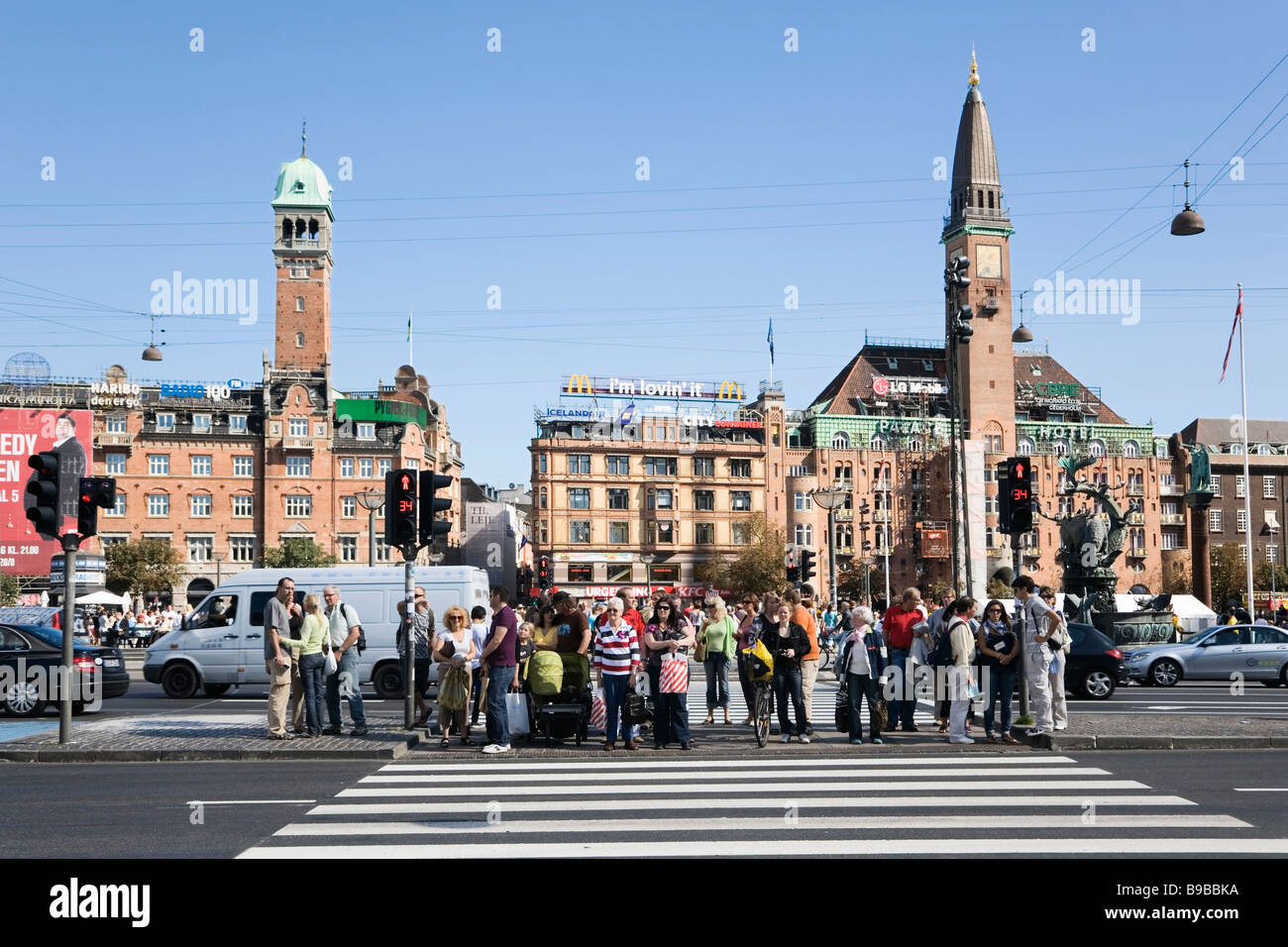 Kopenhagen, Dänemark. Fußgängerüberweg, Town Hall Square im Hintergrund Stockfoto