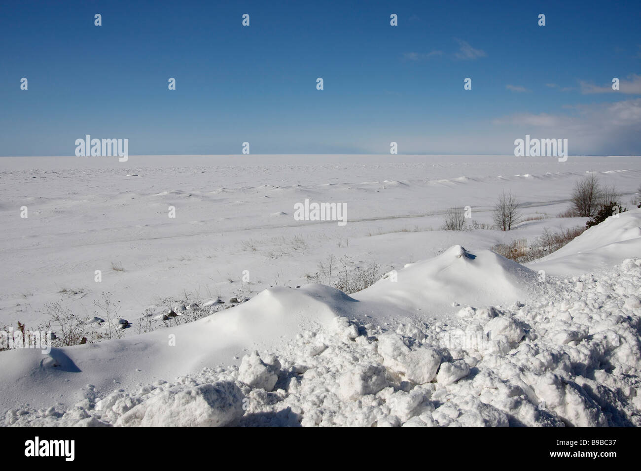 Snowy Lake Superior in Michigan USA Landschaft Schnee driftet niemand außerhalb des Horizonts niemand Land blauer Himmel über der Hochauflösung Stockfoto