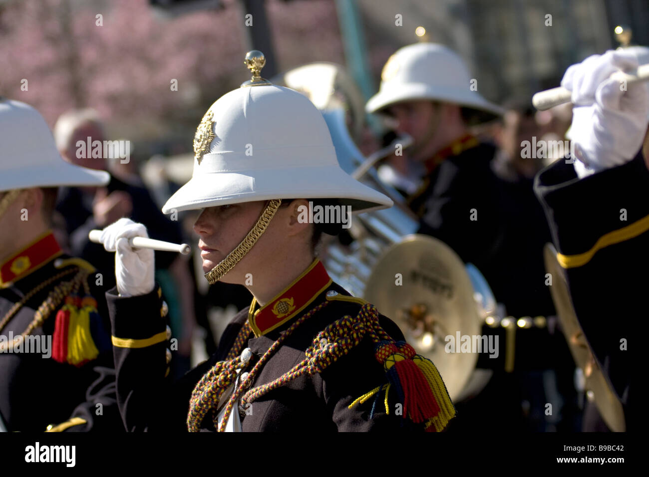 Königliche marine Polizistin auf zeremoniellen Pflicht Höhenplan Stockfoto
