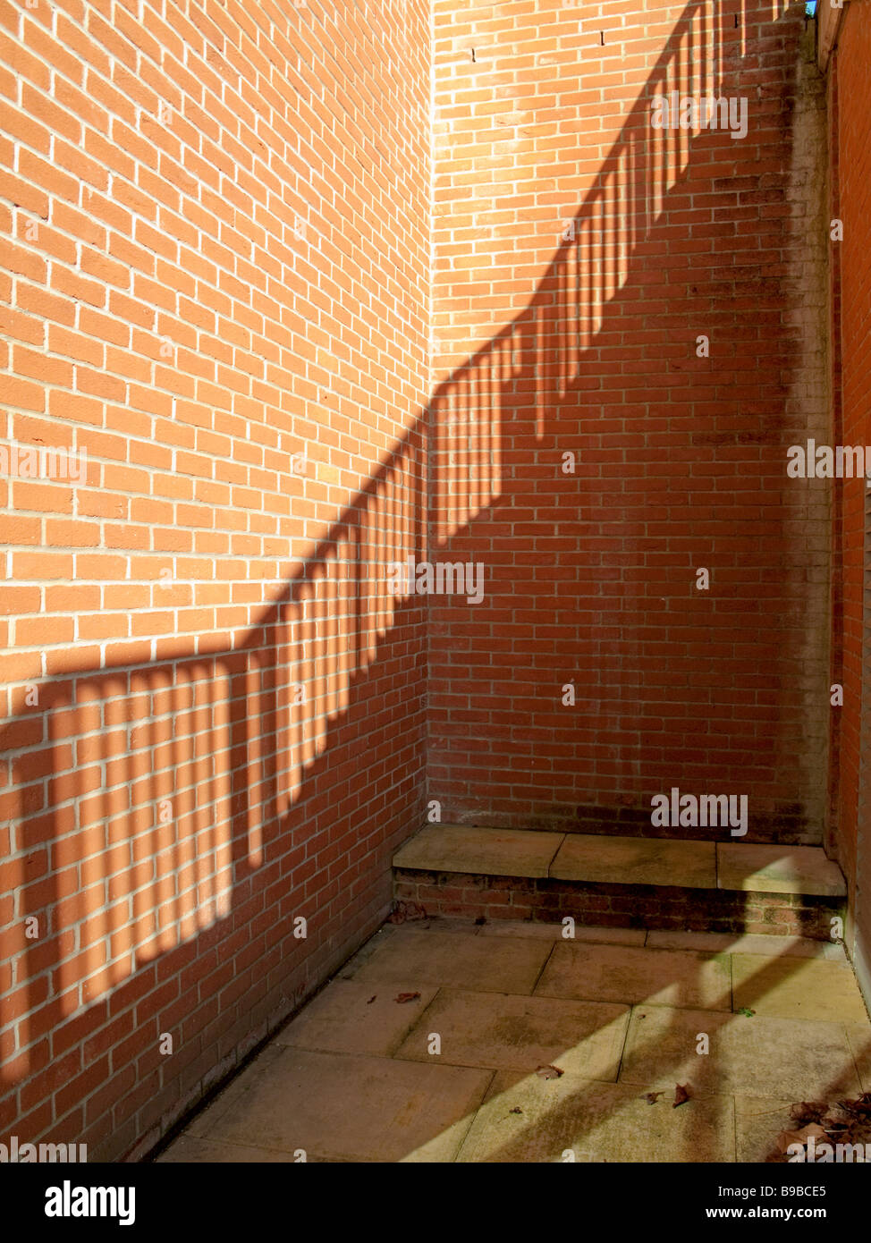 Schatten des Treppenhaus gegen eine Mauer in der Sonne Stockfoto