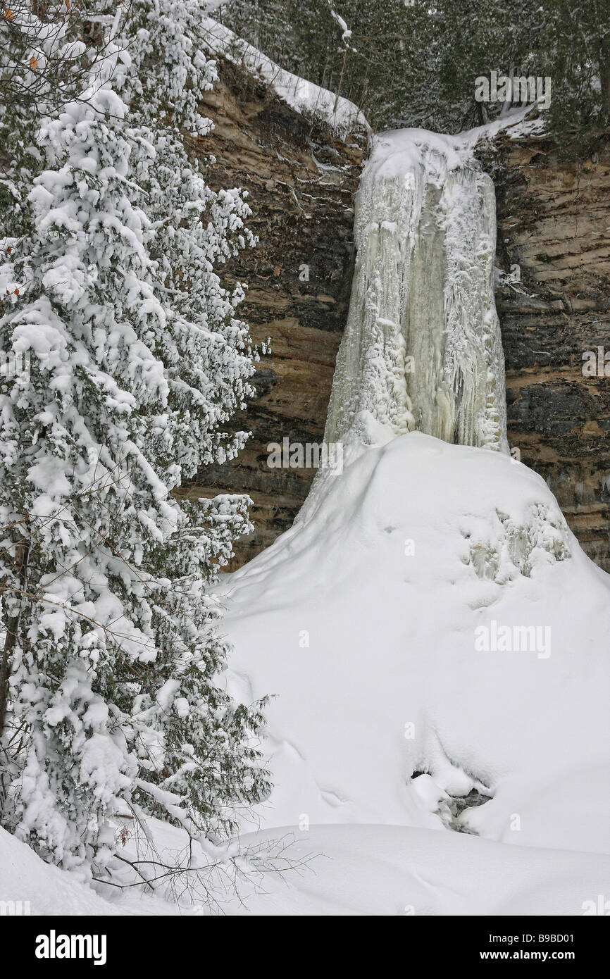 Munising gefrorener Wasserfall im Winter bei Pictured Rocks National Lakeshore Upper Peninsula Michigan MI in den USA USA Niedrigwinkel Niemand vertikal Hi-res Stockfoto