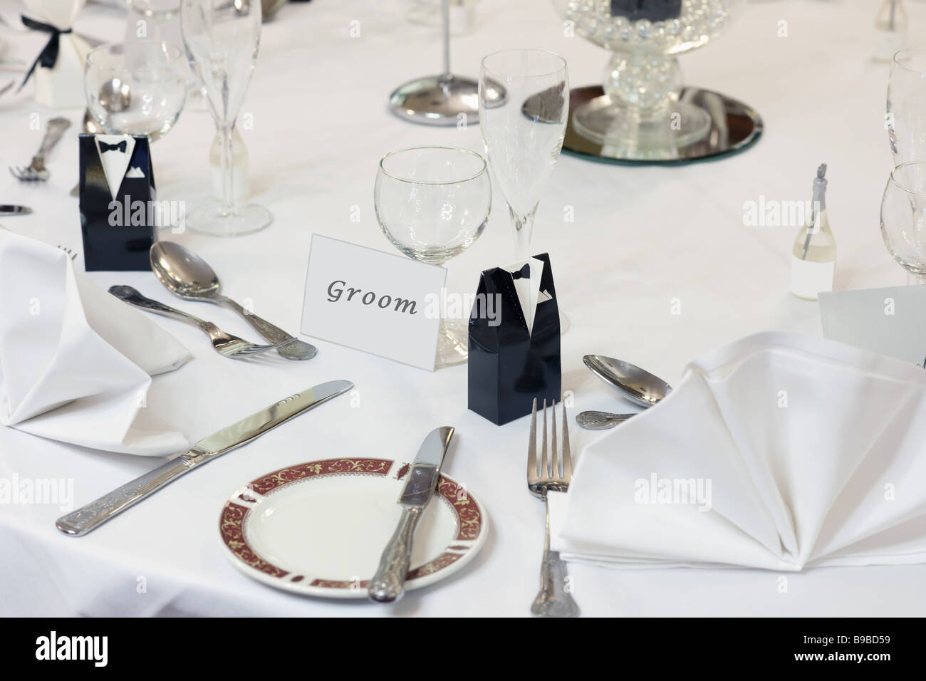 eine Hochzeitstafel mit ein Gedeck für den Bräutigam Stockfoto