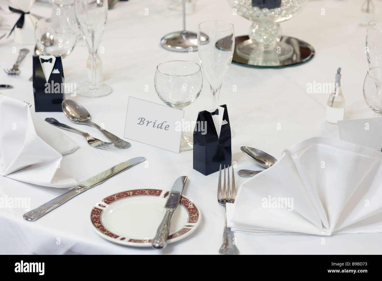 eine Hochzeitstafel mit ein Gedeck für den Bräutigam Stockfoto