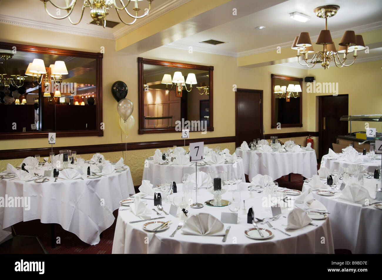 Hochzeitstische bei einer Hochzeitsfeier Stockfoto