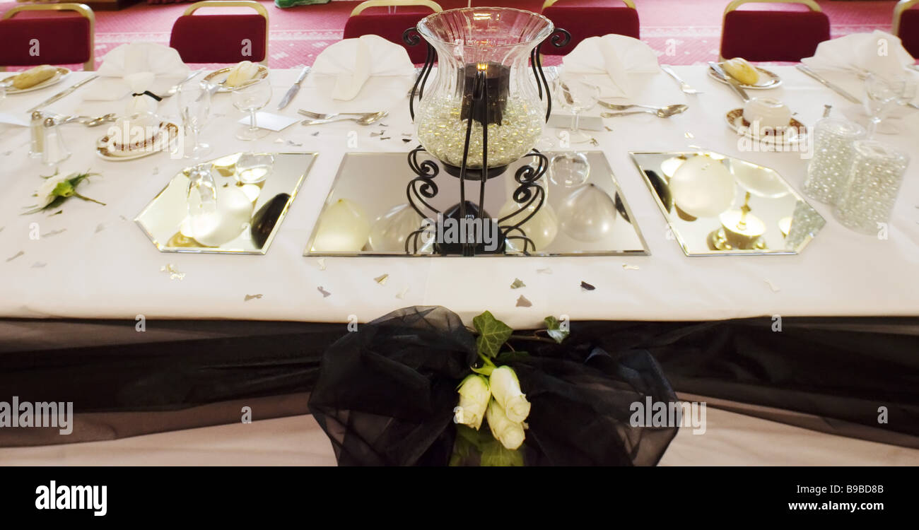 eine Hochzeitstafel mit ein Gedeck für die Braut Stockfoto