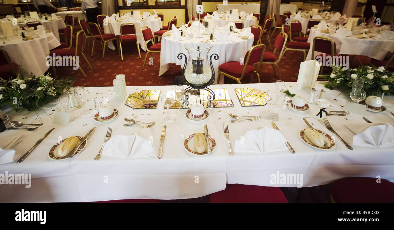 Hochzeit Hochzeiten Braut Bräute Tabelle Tabellen Frühstück Mahlzeit Abendessen Mittagessen Serviette Bräutigam weißes Tischtuch Leinen Spiegelglas Stockfoto
