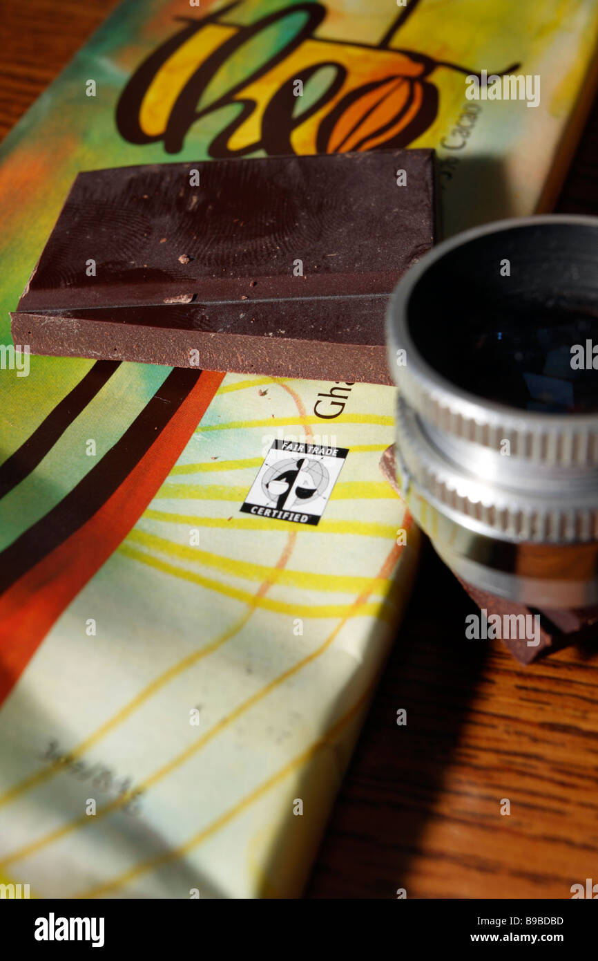 Theo Bio Fairtrade Schokoriegel Chunk Symbol mit Lupe Stockfoto