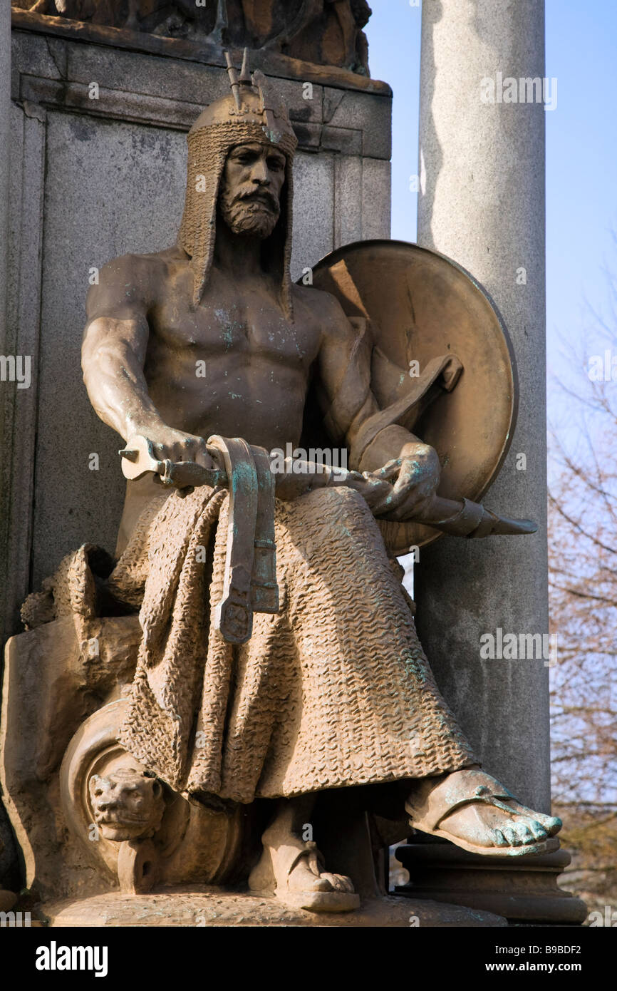 Harry Bates-Skulptur, die Krieg befindet sich am Fuße des Lord Roberts Denkmal, Kelvingrove Park, Glasgow, Schottland. Stockfoto