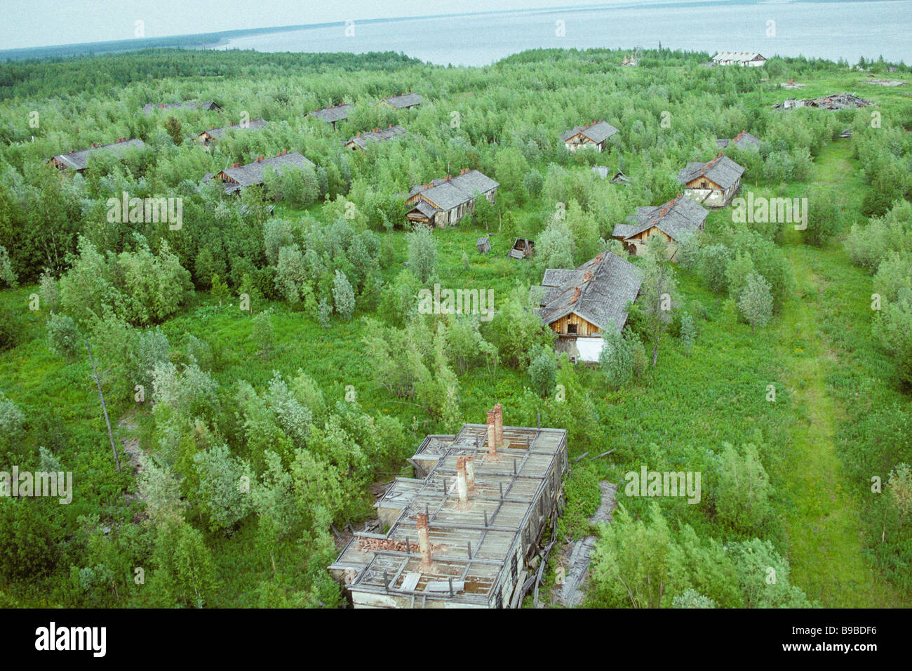 Luftaufnahme der verlassenen Stalin Ära Gulag Gebäude aus der Salechard-Igarka-Eisenbahn im nördlichen Sibirien. Stockfoto