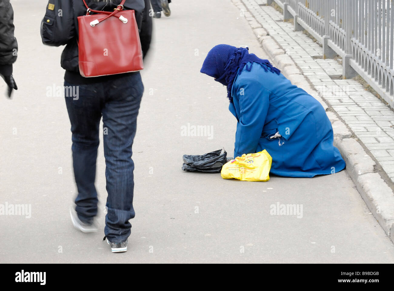 Bettler Frau Fragen um Almosen auf der Moskauer Straße in der Nähe der Kathedrale von Christus den Erlöser Stockfoto