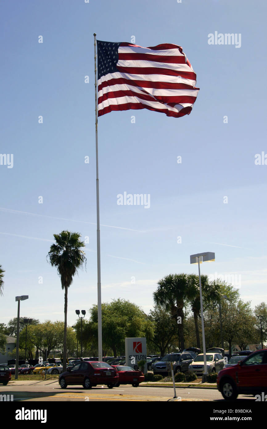 Große amerikanische Flagge in einem Autohaus in Clearwater Florida Stockfoto