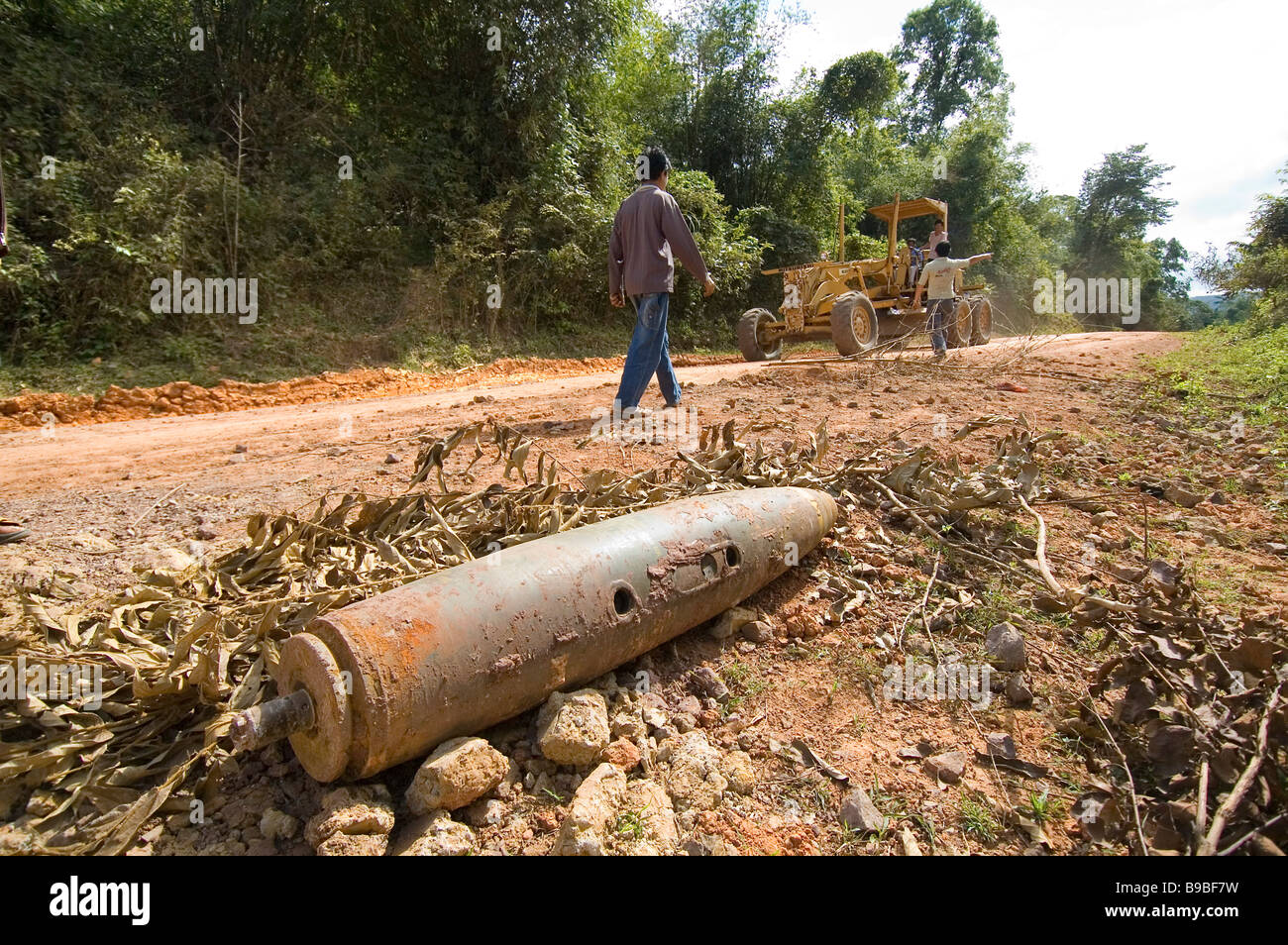 Bombe Jäger auszugraben eine live uns MK 82 500 lb Splitterbombe begraben Weg 92 alte Ho Chi Minh Trail in der Nähe von Ban Dong Stockfoto