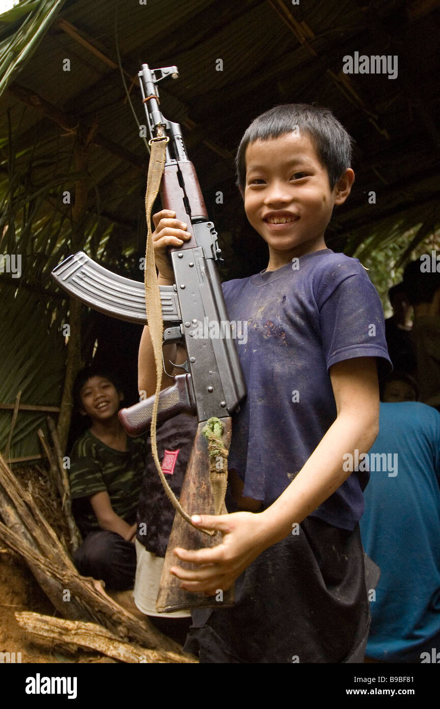 AK 47 festhalten und Hmong junge versteckt im Dschungel von Laos. Stockfoto