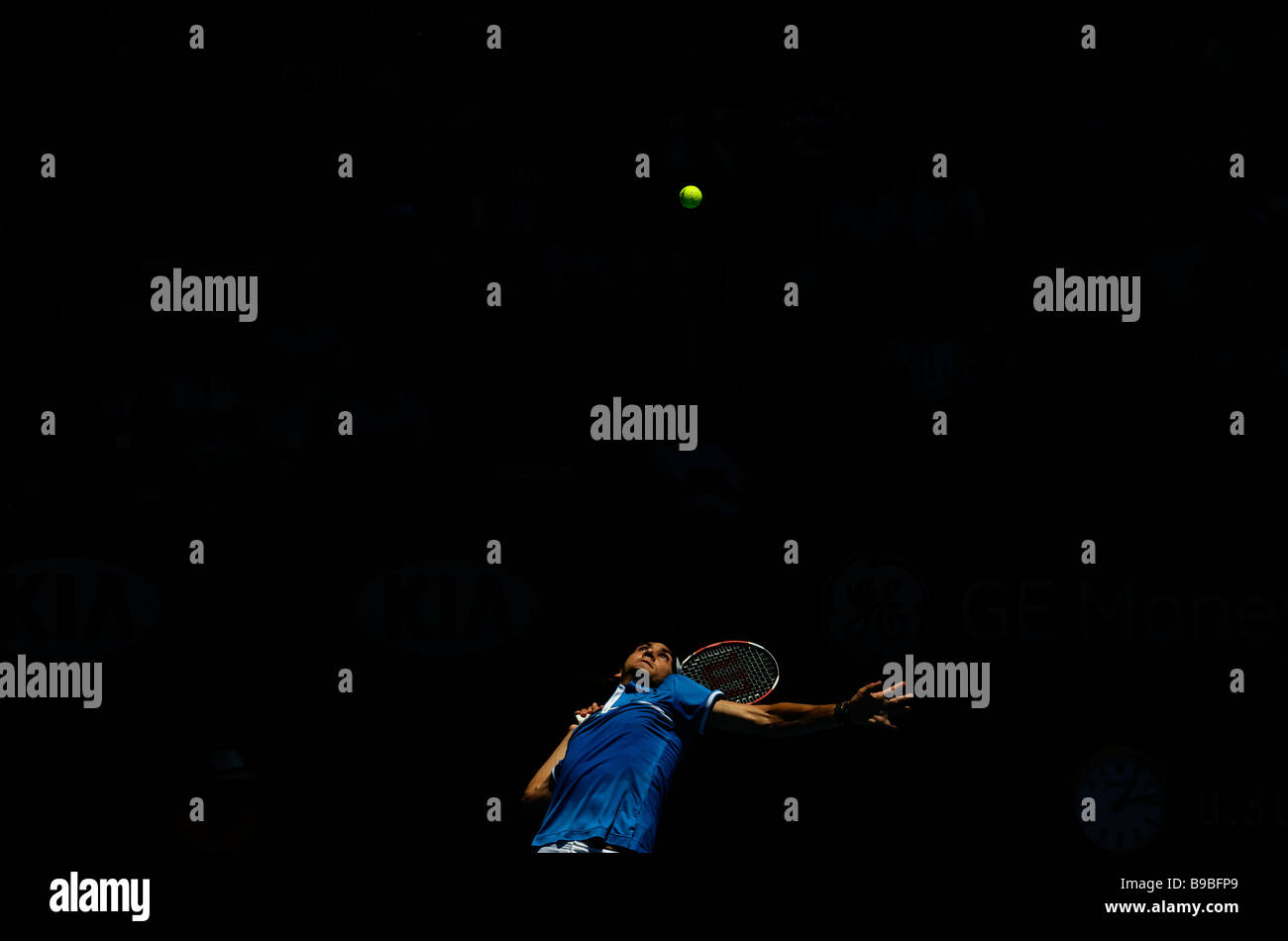 Tennisspieler Amer Delic der Vereinigten Staaten dient bei den Australian Open Grand Slam 2009 in Melbourne Stockfoto