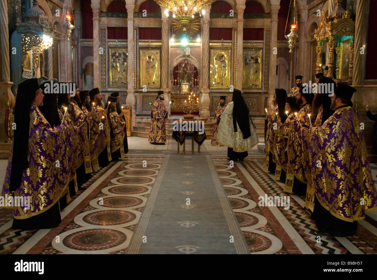 Israel Jerusalem Altstadt Kirche des heiligen Sepulchre orthodoxe Priester stehen und singen während der Fastenzeit Messe Stockfoto
