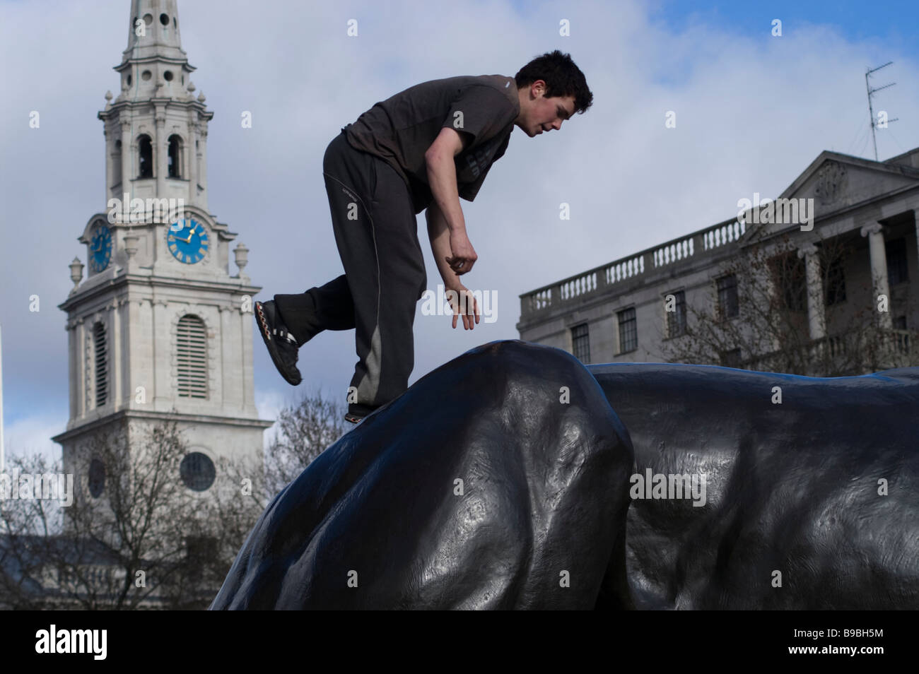 Freie Läufer (Parkour), Trafalgar Square, London Stockfoto