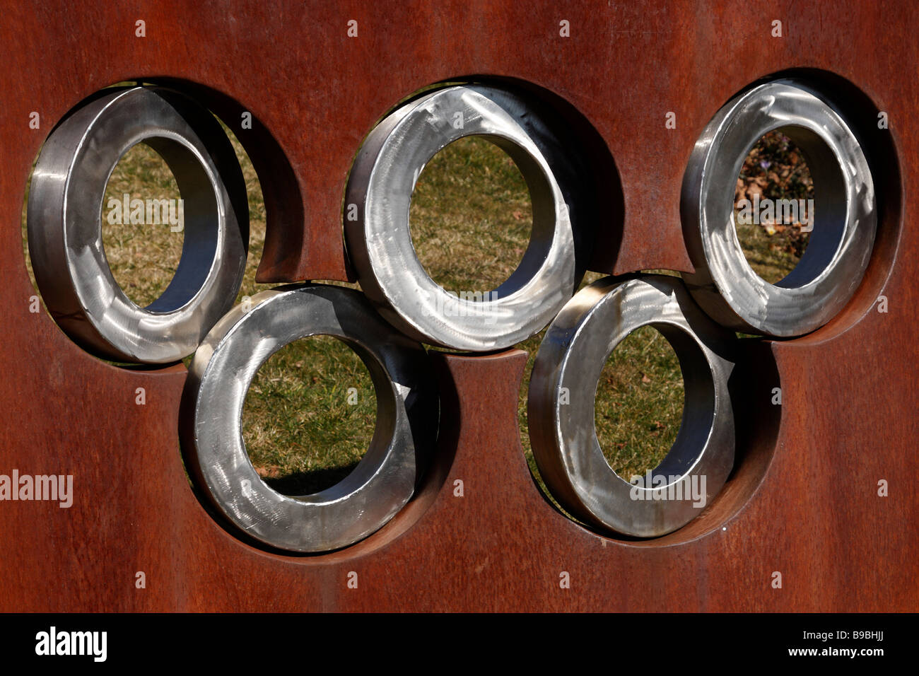 die Olympische Flagge von Emili Armengol innerhalb der Olympique Park Ouchy südlich von der Stadt Lausanne-Schweiz Stockfoto