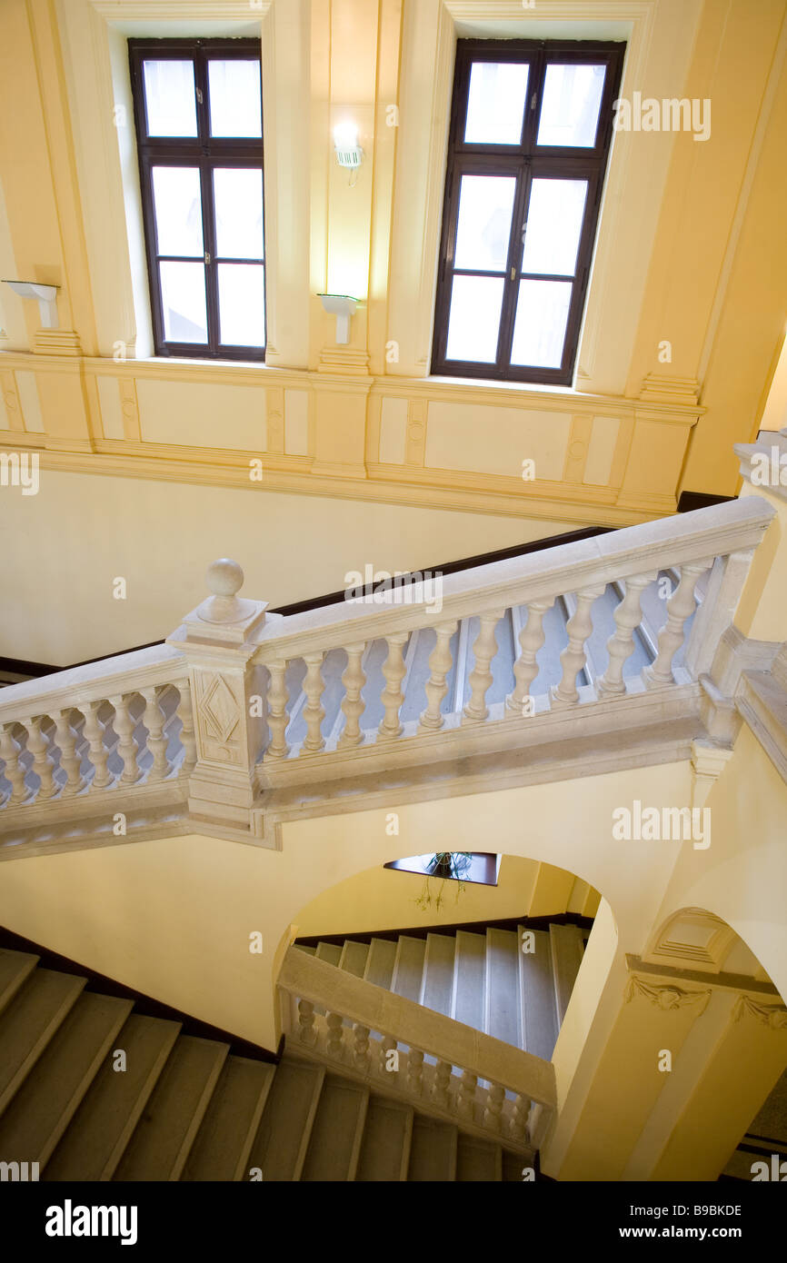 leere Treppe mit gelben Wänden Stockfoto
