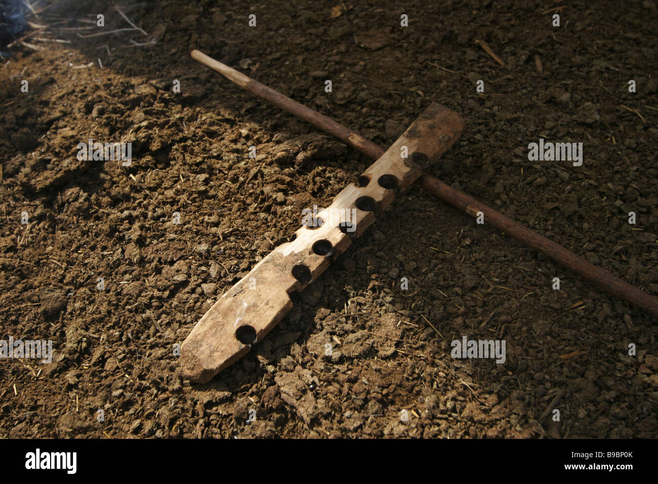 Beleuchtung das Feuer in einem Stamm der Massai Stockfoto