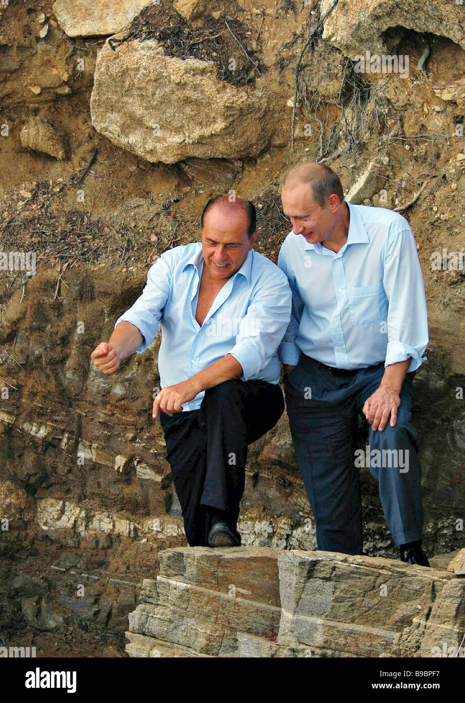 Italienischen Ministerprasidenten Silvio Berlusconi Left Receiving Russian President Vladimir Putin In Der Villa La Certosa Seinen Wohnsitz Stockfotografie Alamy