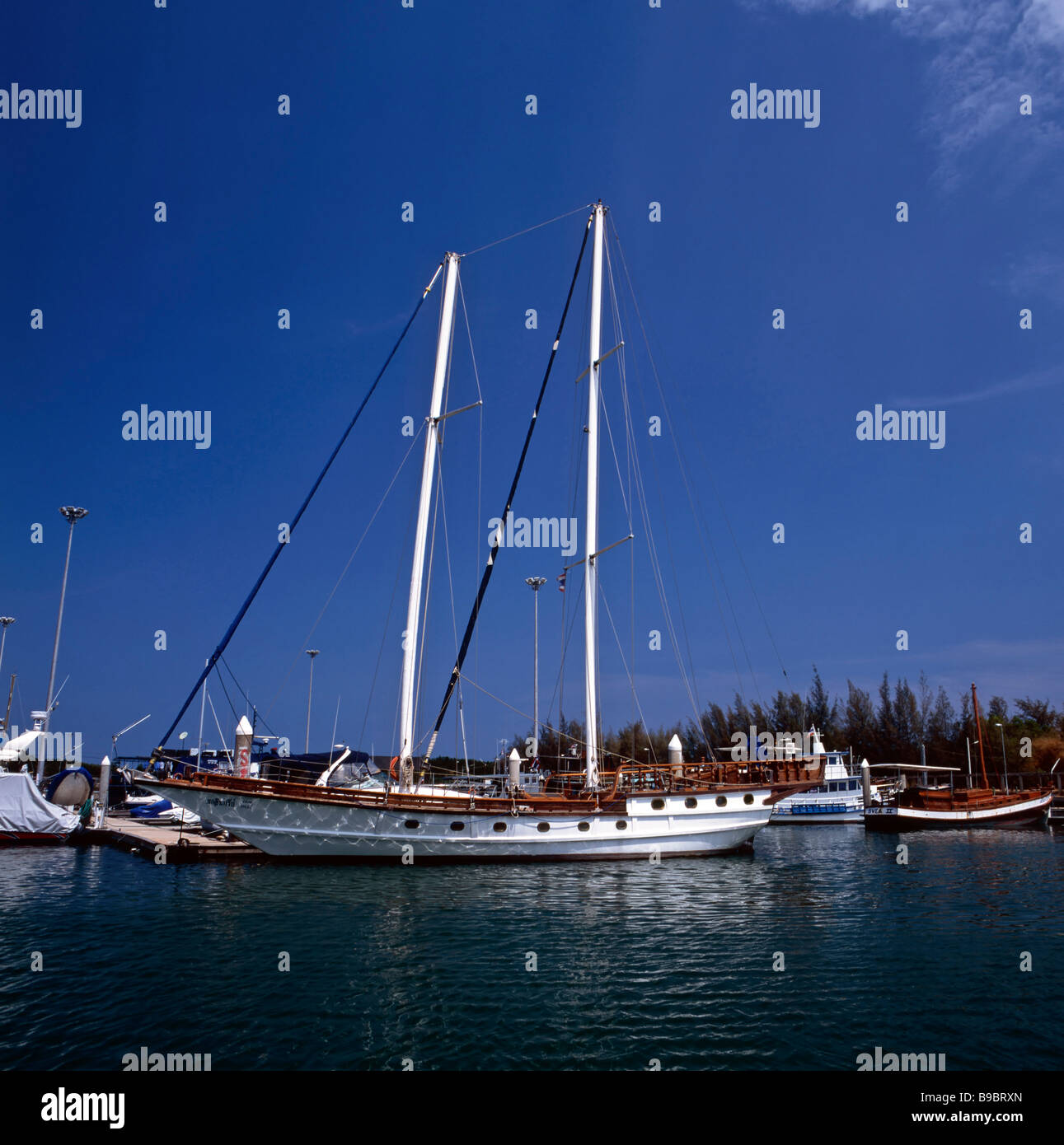 Segelboot gegen Deep Blue sommer himmel festgemacht. Pranburi Thailand Asien Hafen S. E. Stockfoto