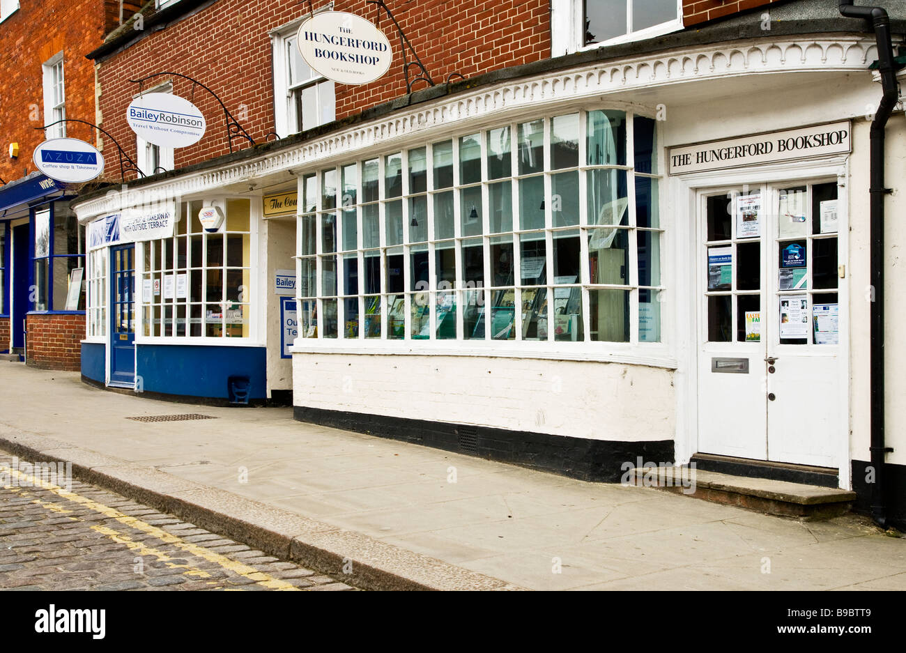 Eine unabhängige Buchhandlung und andere entlang der High Street in Hungerford Berkshire England UK Stockfoto