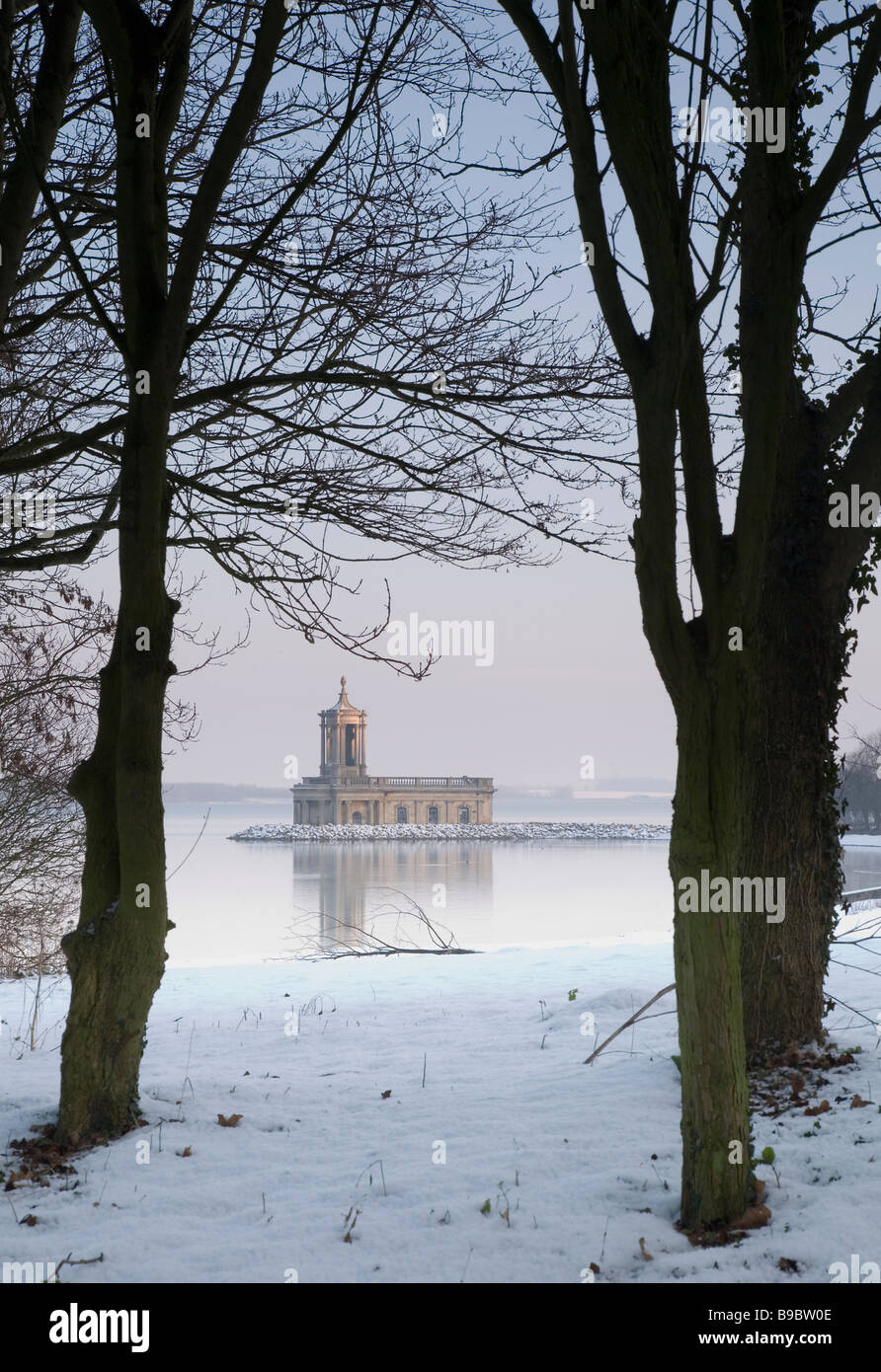 Normanton Kirchenmuseum Blick über Rutland Wasser Oakham nach Winter Schneefall Stockfoto