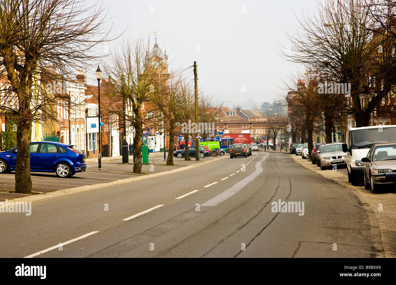Blick entlang der Hauptstraße in Hungerford Berkshire England UK mit dem Rathaus in der Ferne Stockfoto