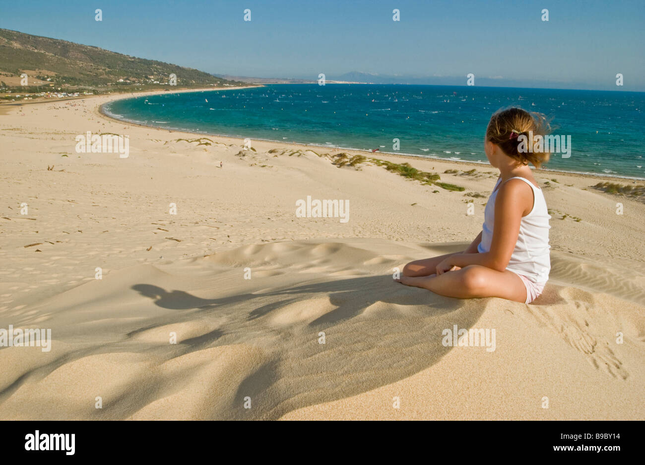 Mädchen sitzen auf den Dünen am Punta Paloma, Costa De La Luz, Spanien, Stockfoto