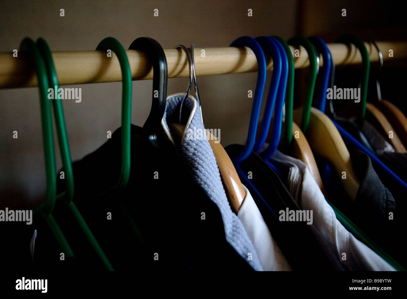 Kleidung im Schrank hängen. Stockfoto
