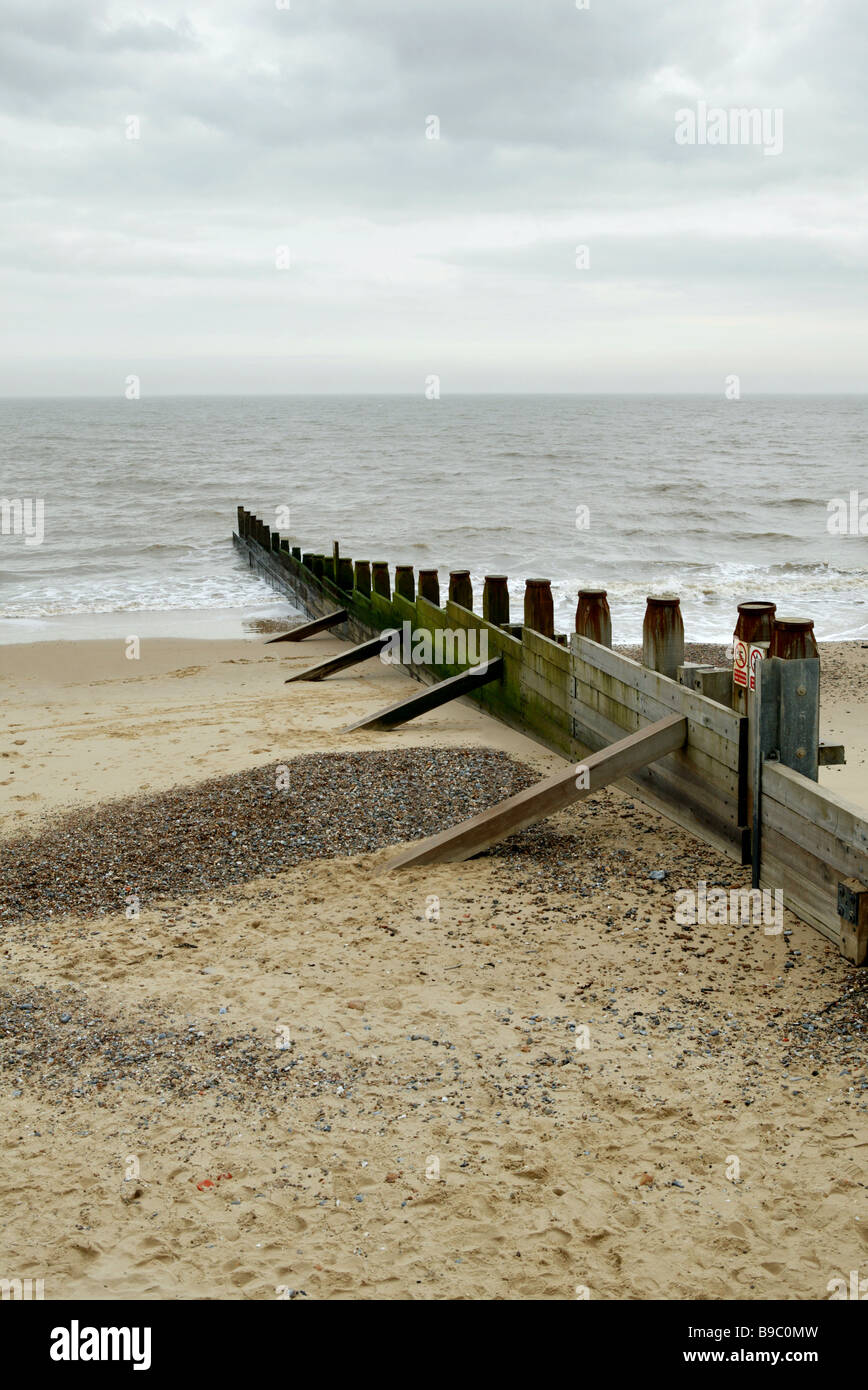 Ansicht der Ostküste Strand in Großbritannien mit einer großen Meer Buhne ragen ins Meer an einem kalten Tag Stockfoto