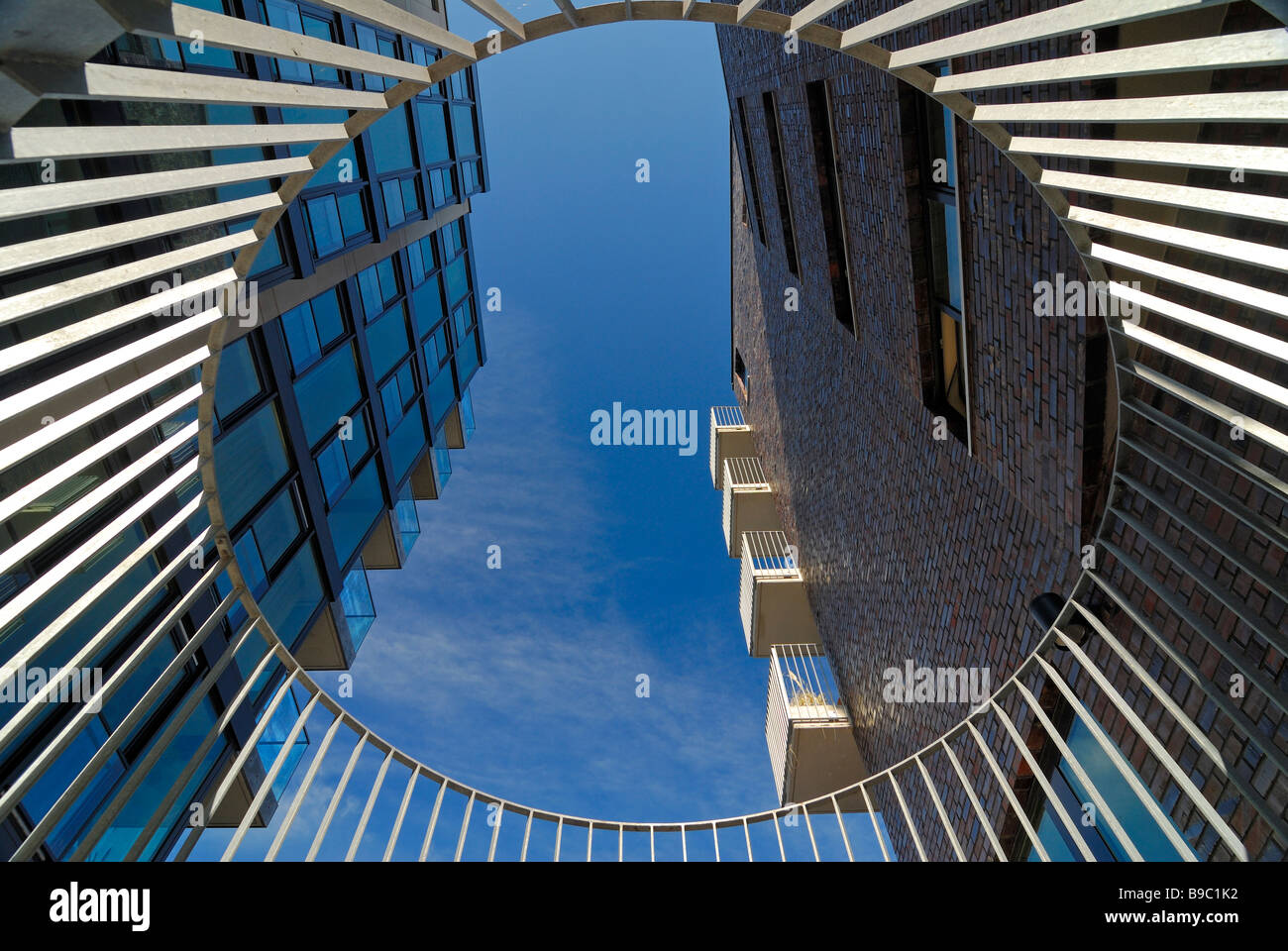 Blick oben zwischen zwei Bauten in Harbourcity Hafencity Hamburg, Deutschland. Stockfoto