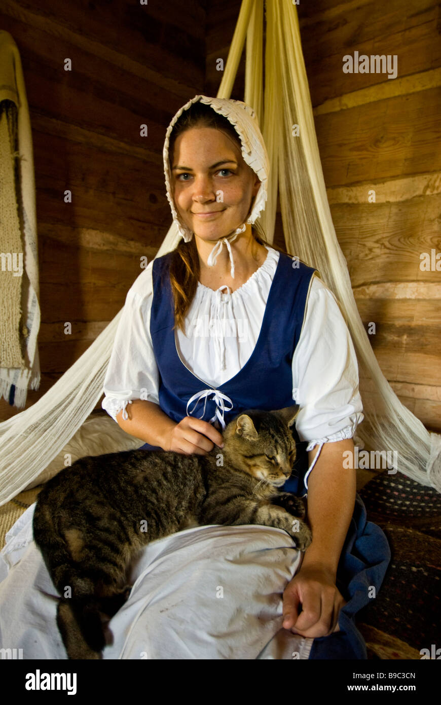 Amerikanischen Frontier Frau Siedler im Schlafzimmer mit Katze 1830er Jahren Jones Stock Farm George Ranch historischer Park Houston Texas tx Stockfoto