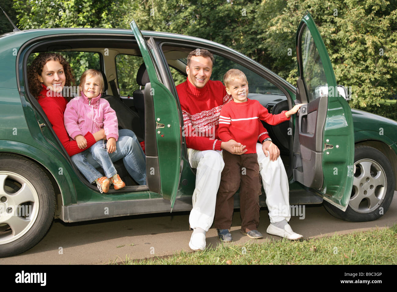 Лучшие авто для семьи. Семейный автомобиль. Семья с автомобилем. Семейная машина. Лучшие авто для семьи.