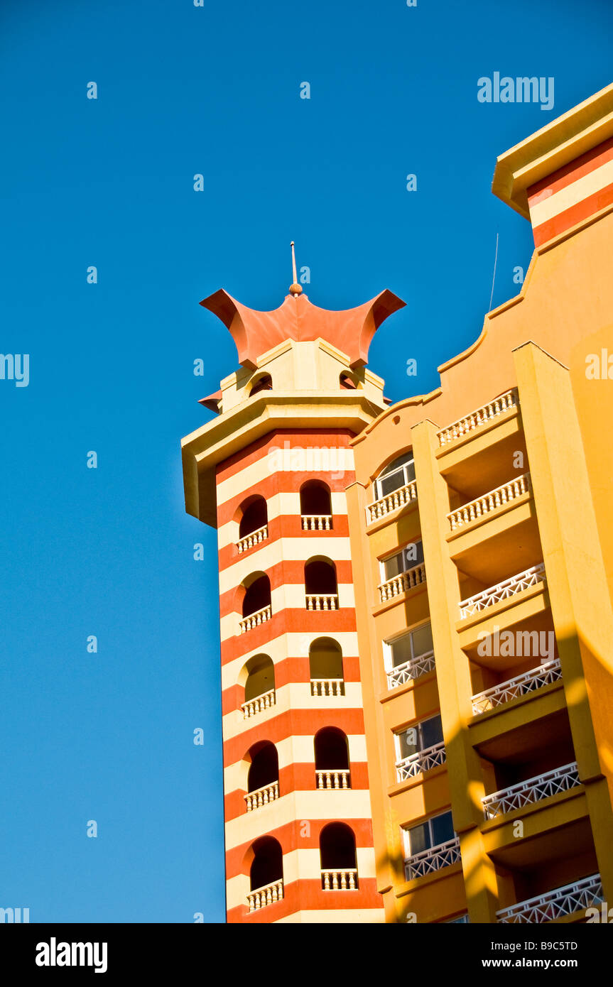 Porto Marina Resort und Spa Fantasie Hotelgebäude Architektur helle Farben rot Ägypten Mittelmeer Nordküste Stockfoto