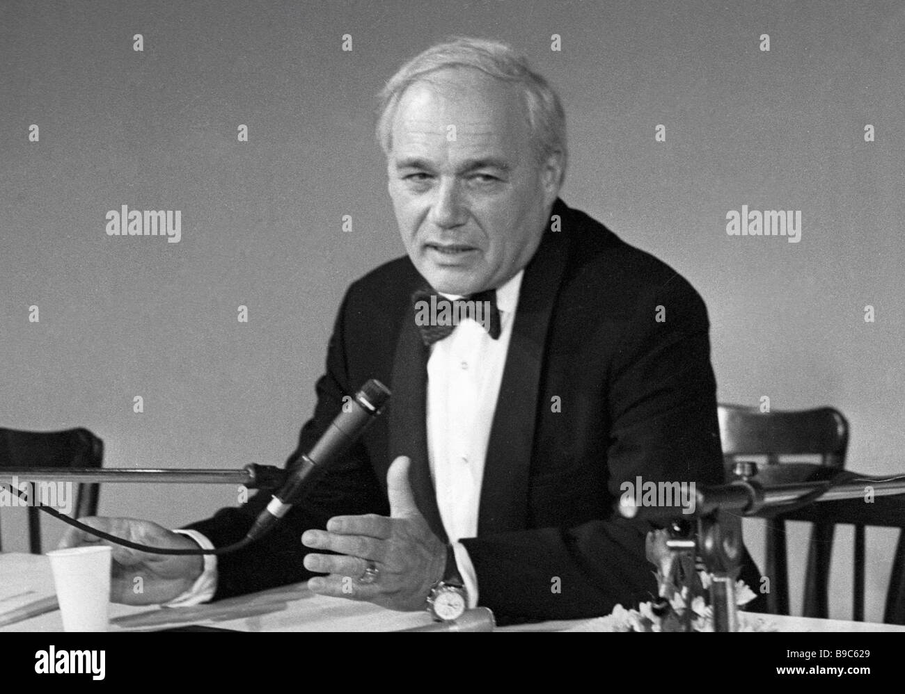 Vladimir Pozner Autor und TVModeratorin der TVTalk zeigen meine uns