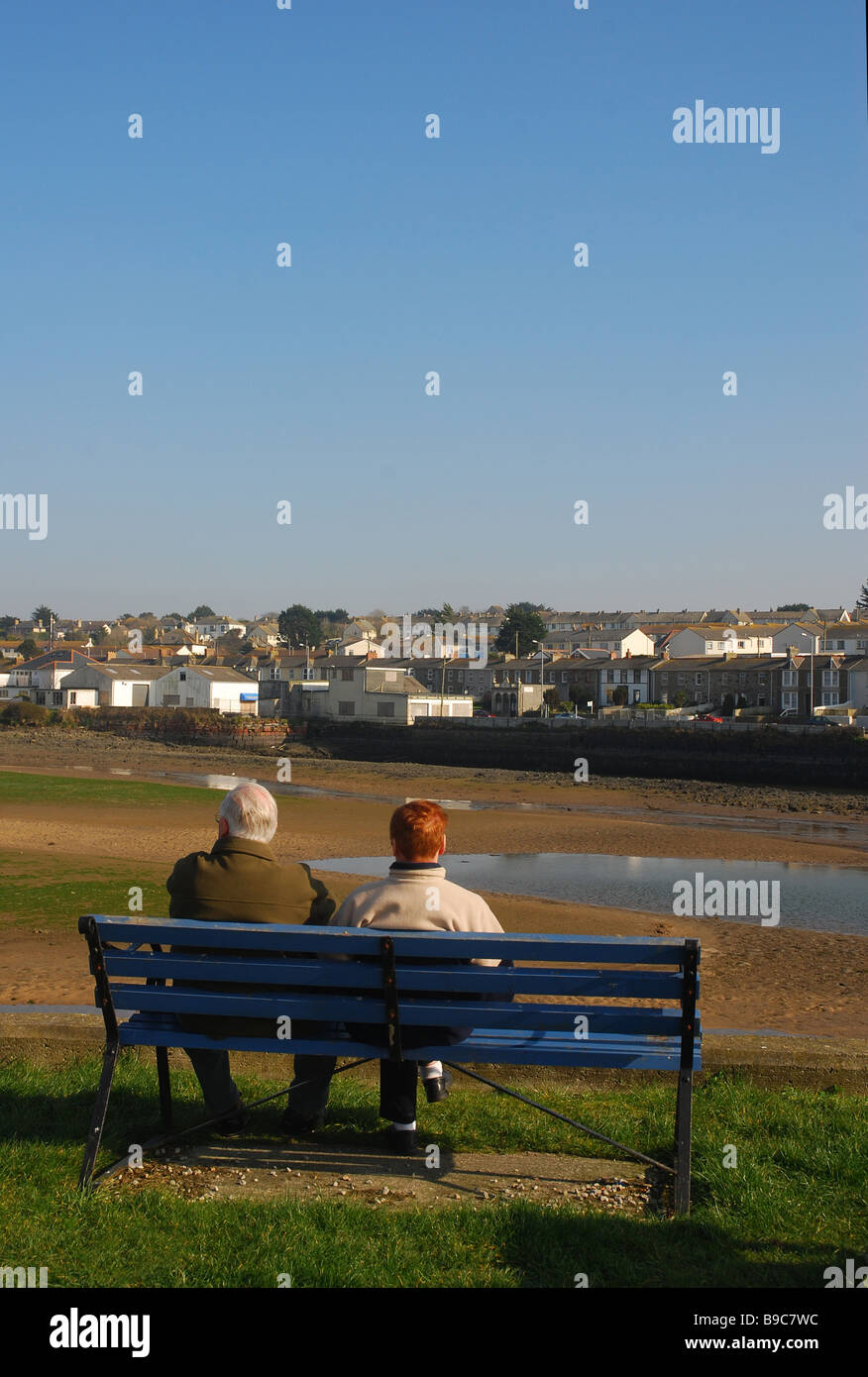 Ein paar Blick an der Hayle Mündung, die Tiere beobachten. Cornwall, England Stockfoto